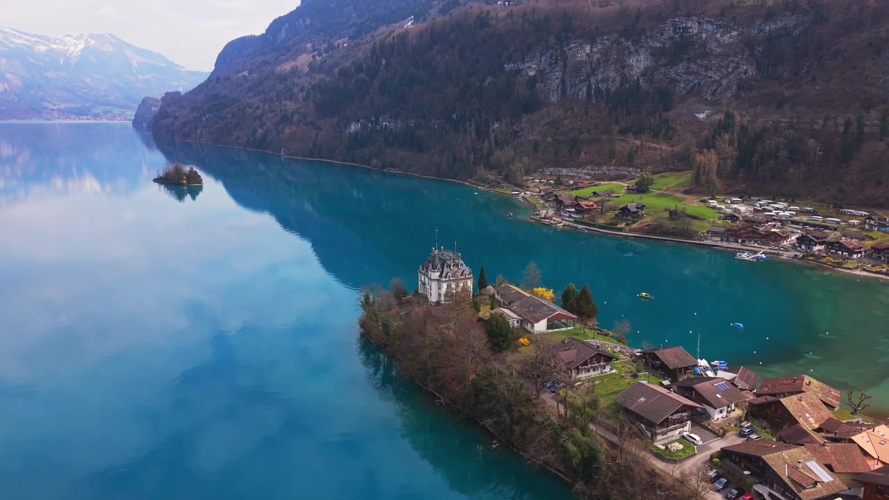 Plan orbital par drone d'Iseltwald dans le canton de Berne au bord du lac de Brienz au printemps