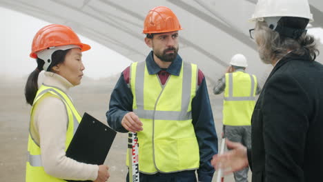 reunión en el sitio de construcción