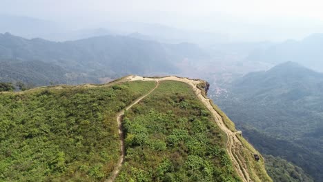 revelación aérea sobre el pináculo montañoso de los alpes del norte de tailandia