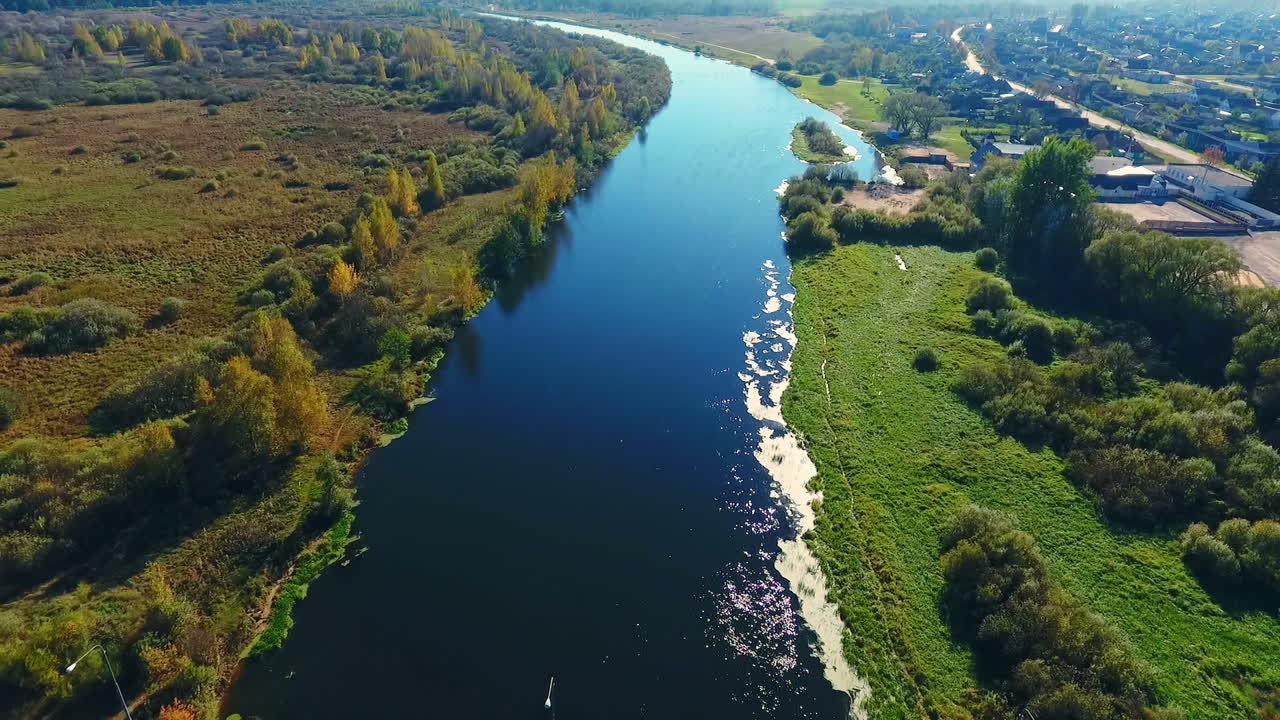 autopista aérea carretera por encima del río. vista del área del puente de carretera. puente aéreo carretera