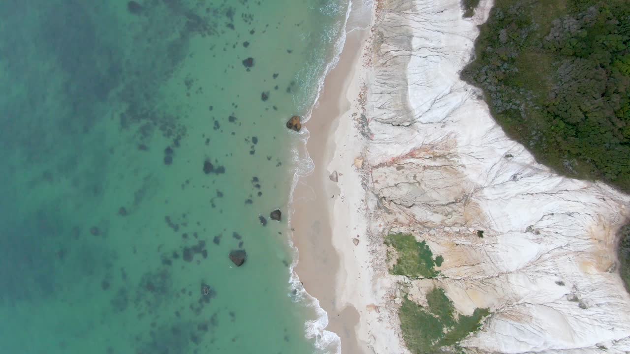 olas claras y tranquilas rodando en la orilla de los acantilados de gay head en martha's vineyard