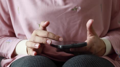 Nahaufnahme-Einer-Frau,-Die-Ihr-Smartphone-In-Der-Hand-Hält