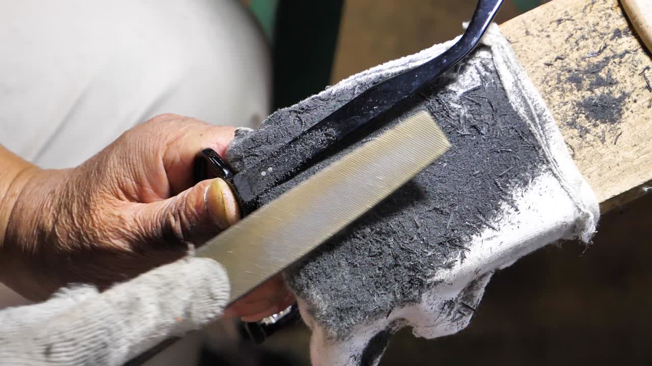 Handcrafting Eyeglasses: A Detailed Look at the Manufacturing Process