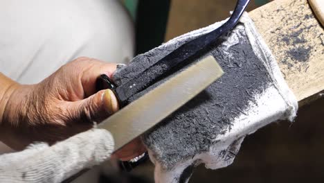 handcrafting eyeglasses: a detailed look at the manufacturing process