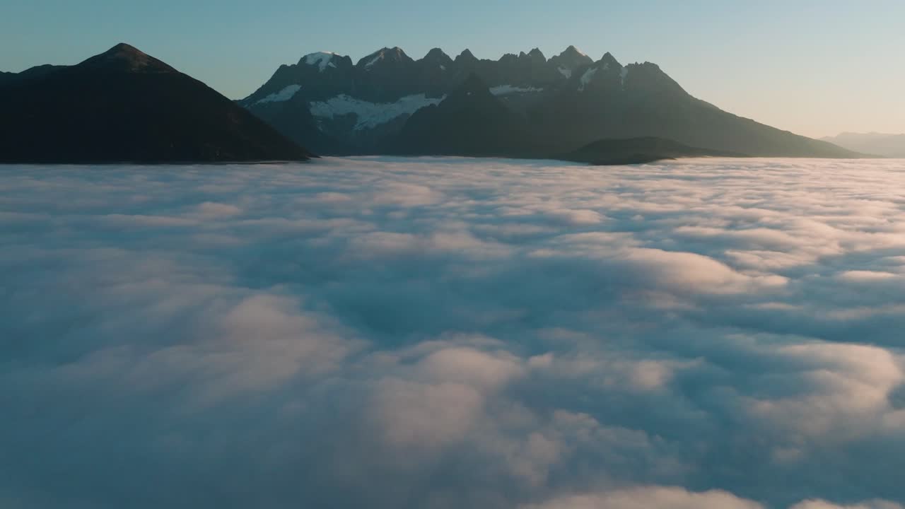 inversión timelapse transición a debajo de las nubes en el norte de columbia británica 4k