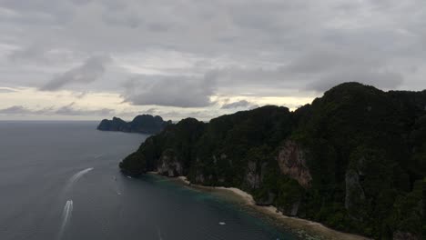 Drohnenaufnahmen-Von-Den-Phiphi-Inseln-In-Thailand,-Aufnahmen-Unglaublicher-Thailändischer-Landschaften,-Unglaubliche-Natur-Mit-Wahnsinnigen-Felsen,-Stränden,-Hügeln,-Meer-Und-Booten