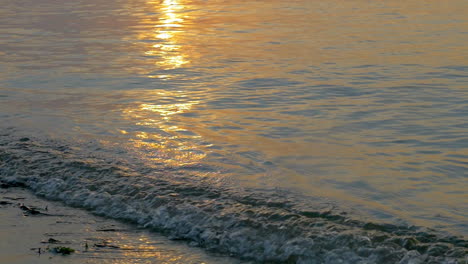 Llegando-Las-Olas-Del-Mar-Al-Atardecer.