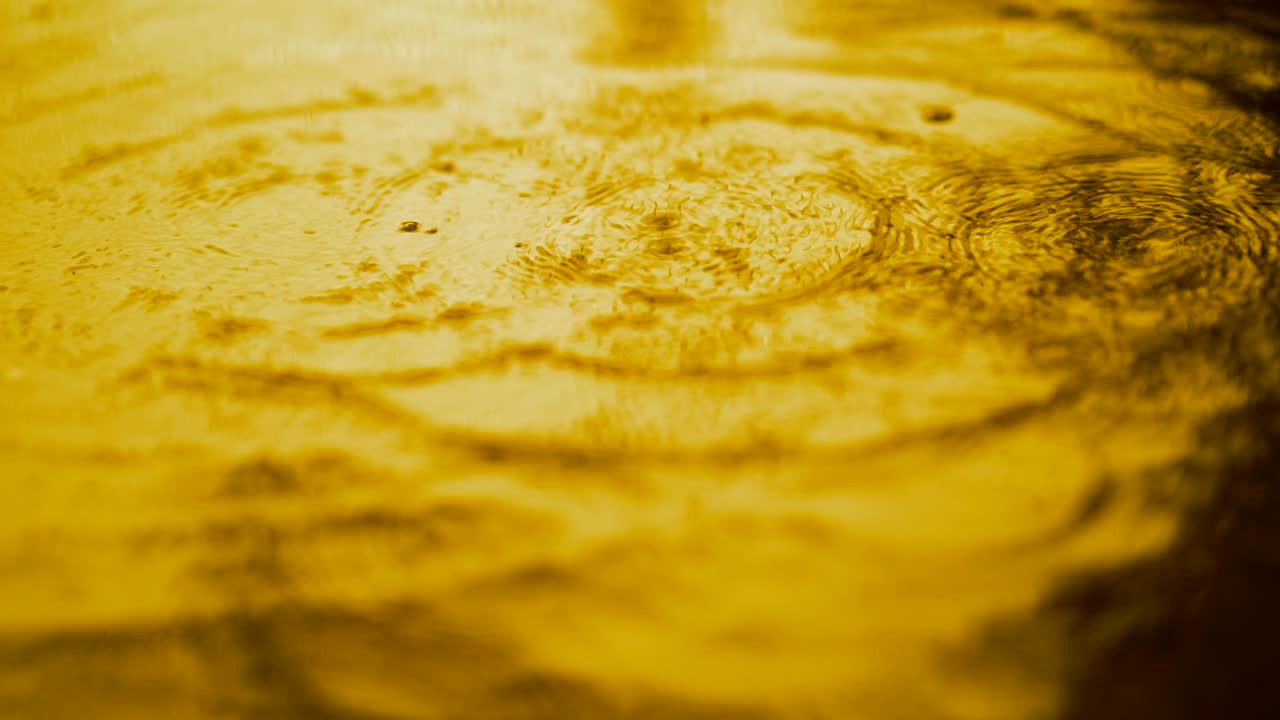 медленное движение воды капли дождя падают на воду над землей, красивая голубая поверхность волна абстрактные обои, рисунок круга на земле, брызги от дождя капли падают и капают на мокрый пол