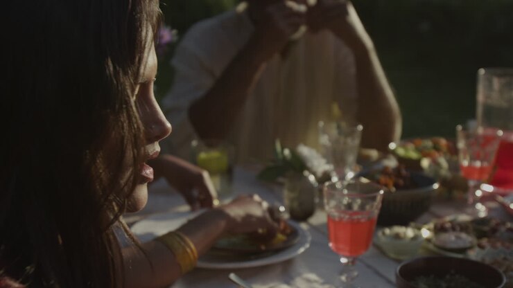 Personnes appréciant un repas en plein air ensemble.