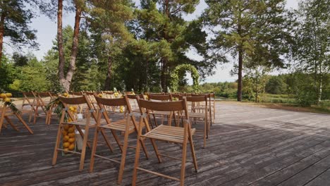ceremonia de boda rústica al aire libre