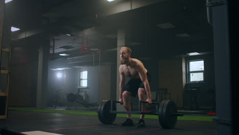 Un-Hombre-Atlético-Hermoso-Hace-Peso-Muerto-Con-Una-Barra-En-El-Gimnasio.-Magníficos-Ejercicios-De-Levantamiento-De-Pesas-Para-Culturistas-Profesionales-Masculinos-En-Las-Auténticas-Instalaciones-De-Entrenamiento-En-Forma.