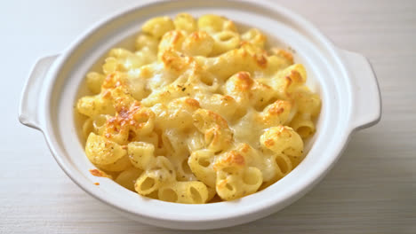 mac-and-cheese,-macaroni-pasta-in-cheesy-sauce---American-style