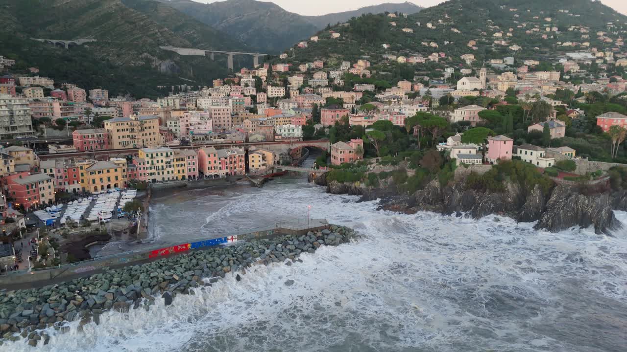 Litorale della città di Genova con grandi onde che si infrangono sul molo del porto