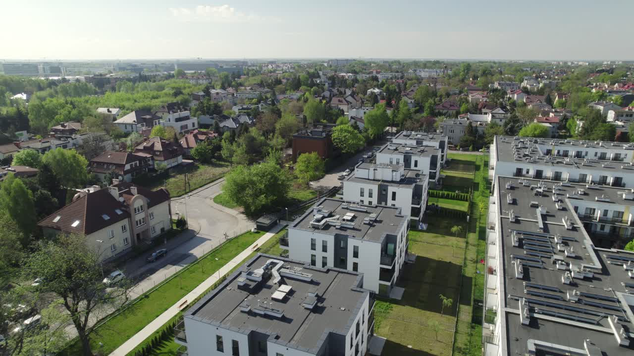 Luftaufnahme von modernen Apartmentgebäuden in einem grünen Wohngebiet