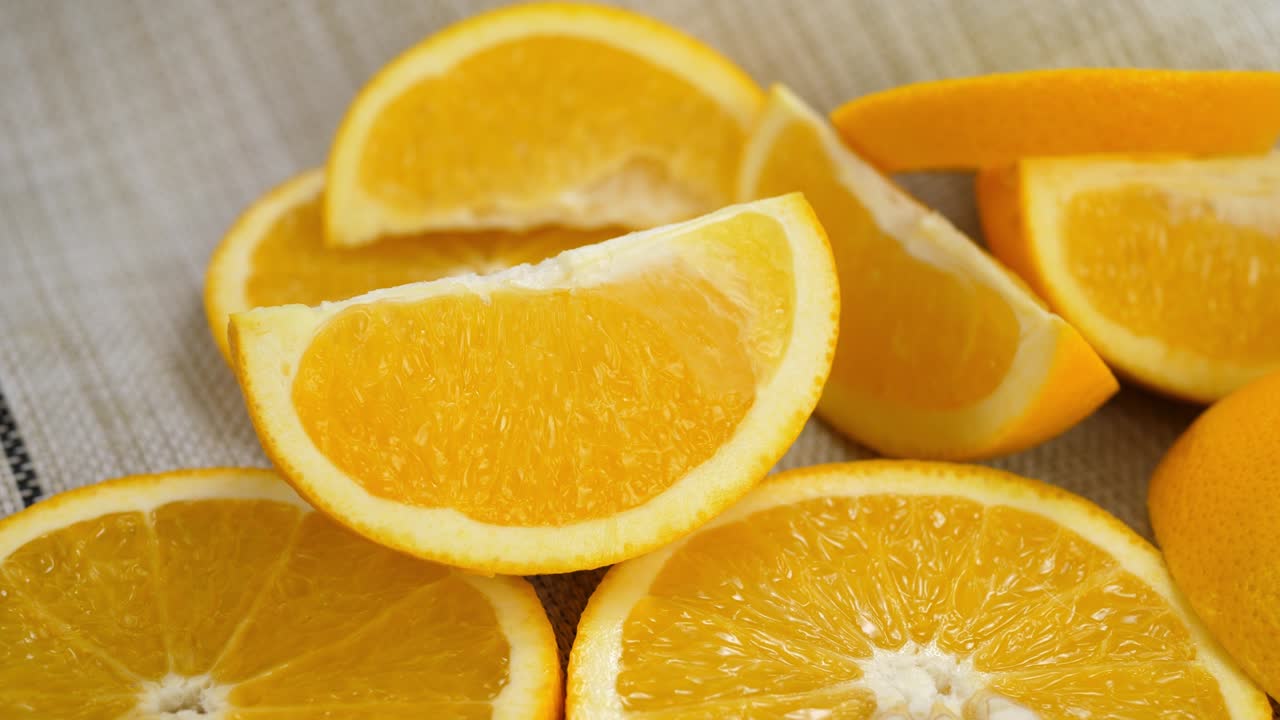 frutas de naranja en rodajas en un mantel blanco