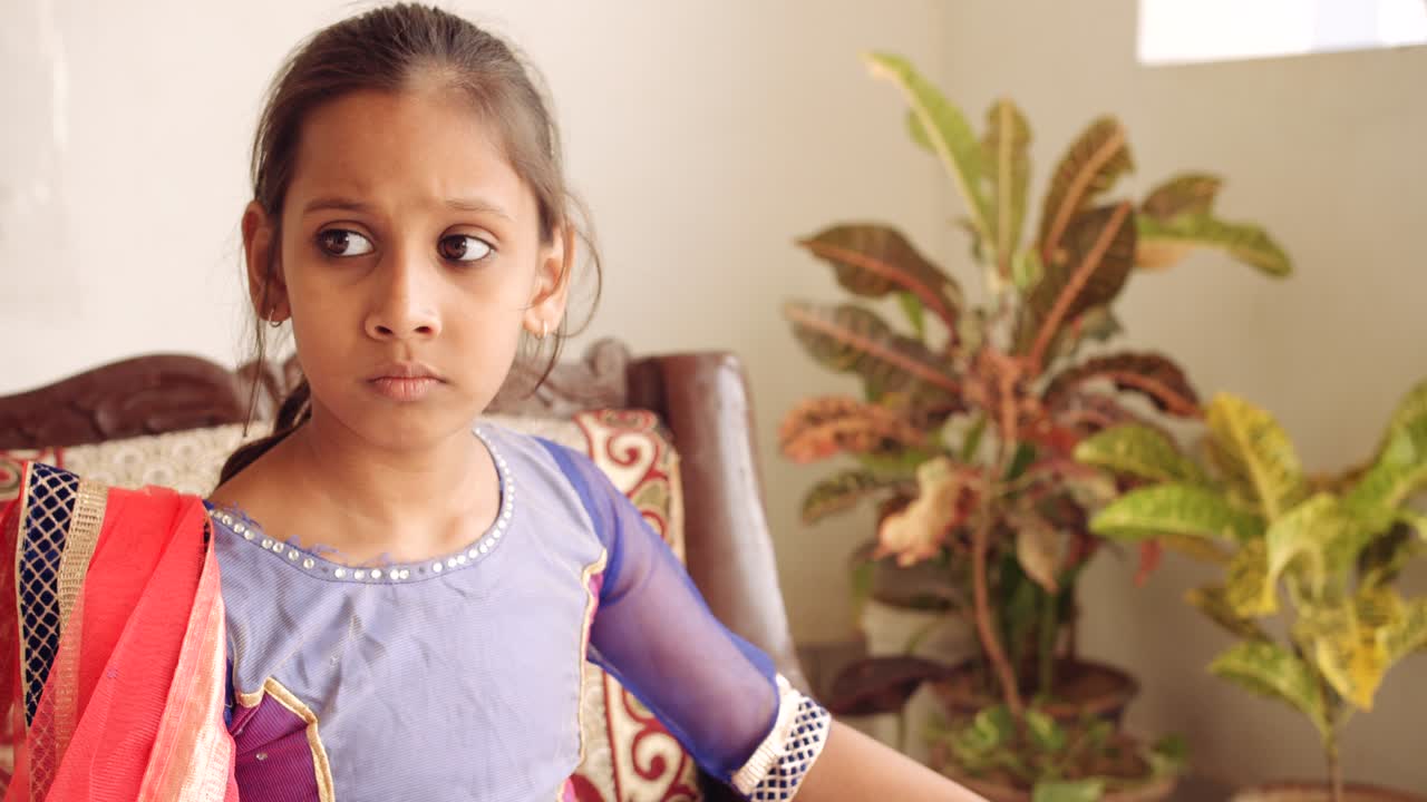 retrato de un niño indio en casa durante el bloqueo por coronavirus