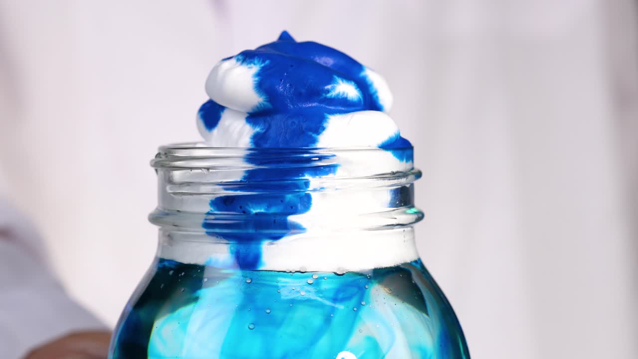 Schiuma da barba e colorante creano motivi vorticosi