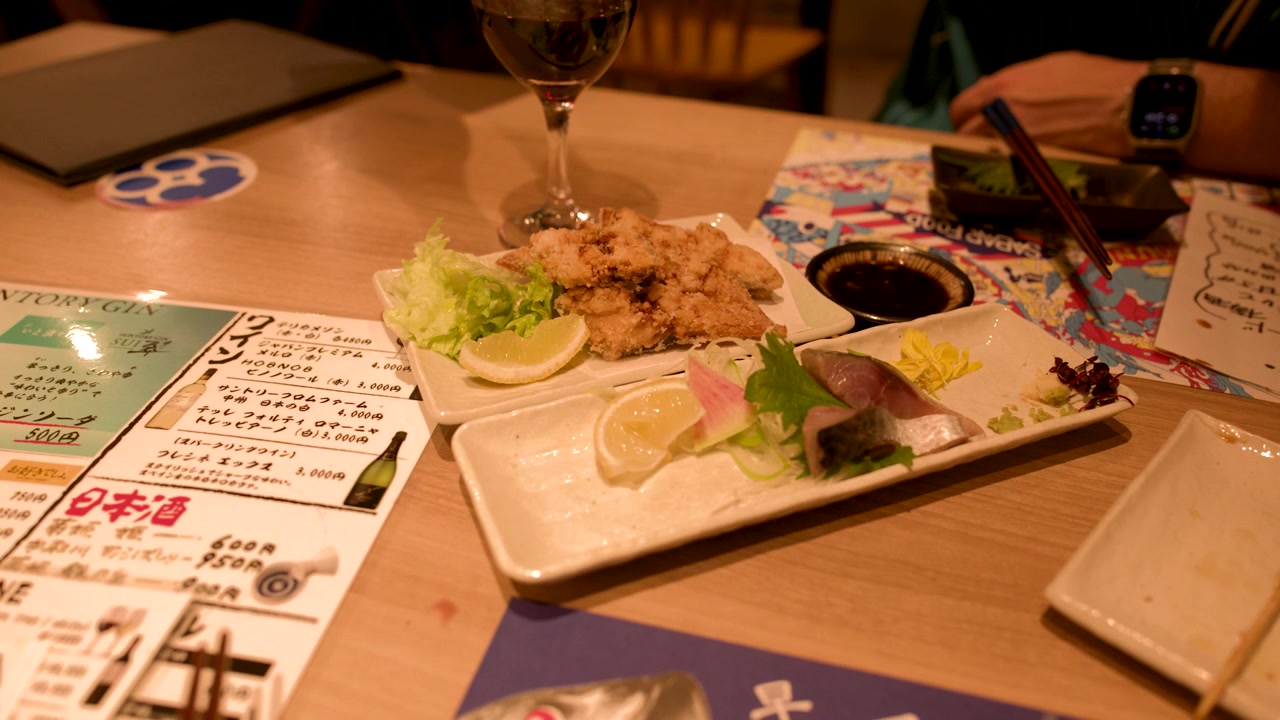 レストランのテーブルに置かれた伝統的な日本の前菜と飲み物の静止したハイアングルショット。