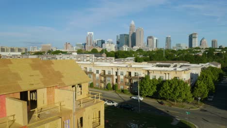 Neues-Haus-Im-Bau-Mit-Charlotte,-Nc-Skyline-Im-Hintergrund