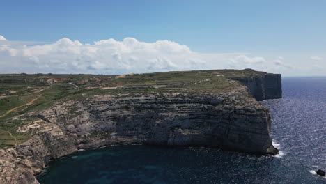 tomada de drone de la bahía de dwejra en el acantilado de gozo en el lado del mar