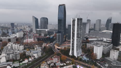 Die-Luftaufnahme-Von-La-Défense-An-Einem-Bewölkten-Nachmittag-Zeigt-Seine-Modernität.