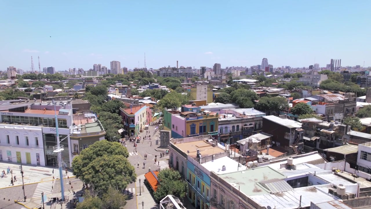Vista aérea de drone 4K do Caminito em La Boca, Buenos Aires, Argentina. Ruas coloridas, edifícios históricos e uma das atrações culturais e turísticas mais icônicas da cidade.