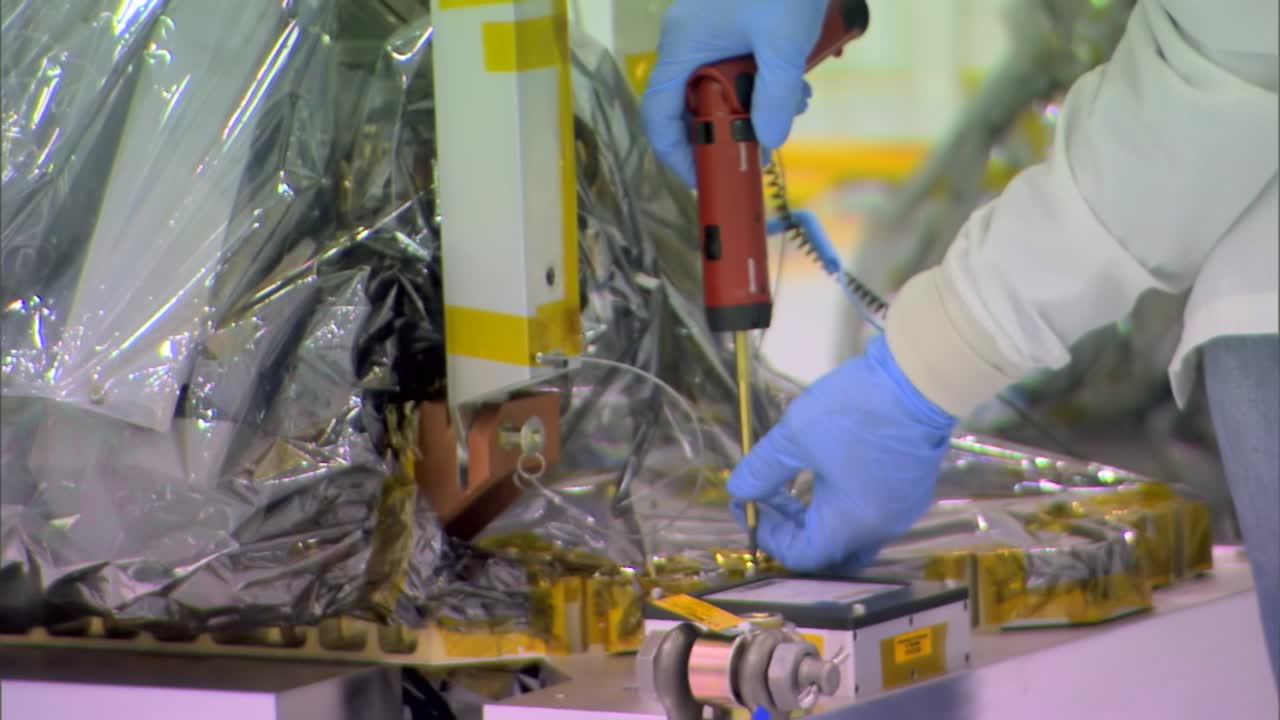 los ingenieros de la nasa trabajan en equipos de espacio profundo en un ambiente de sala limpia altamente controlado