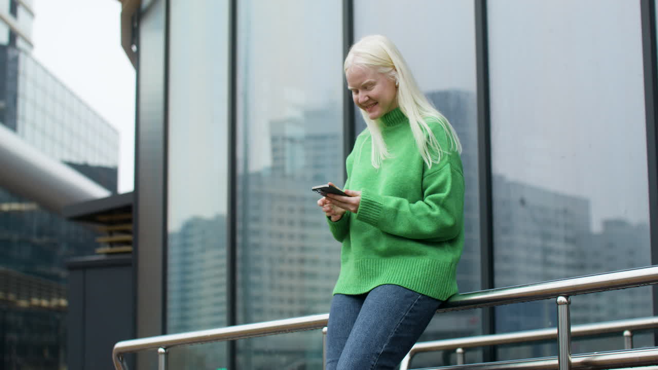 Kvinde bruger smartphone udendørs