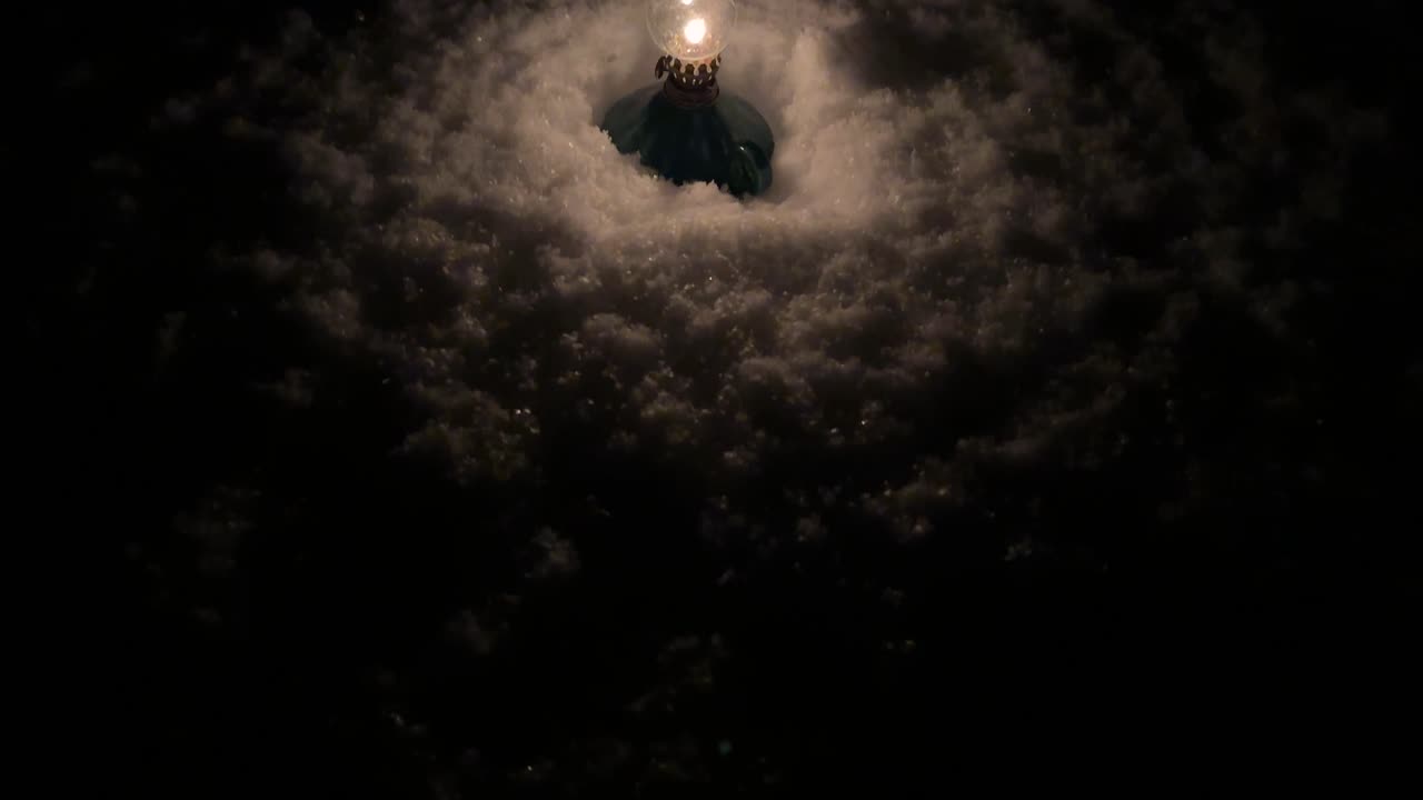 lámpara de queroseno retro antigua anticuada linterna de aceite en la nieve luz fuego llama en la oscuridad en la fuerte nieve temporada de invierno fuera del envase de aceite de esmalte de arcilla vida rural aldea en el bosque de hyrcanian en irán