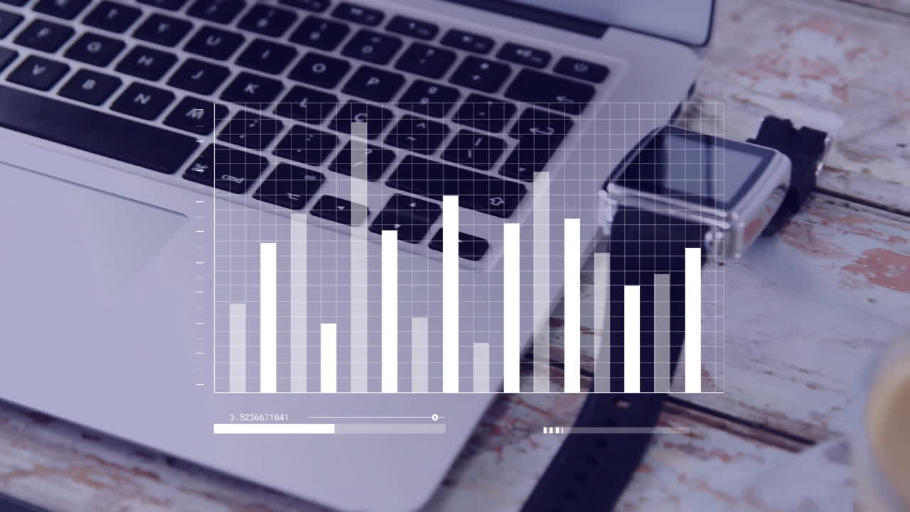 animazione dell'elaborazione dei dati digitali su smartwatch e laptop
