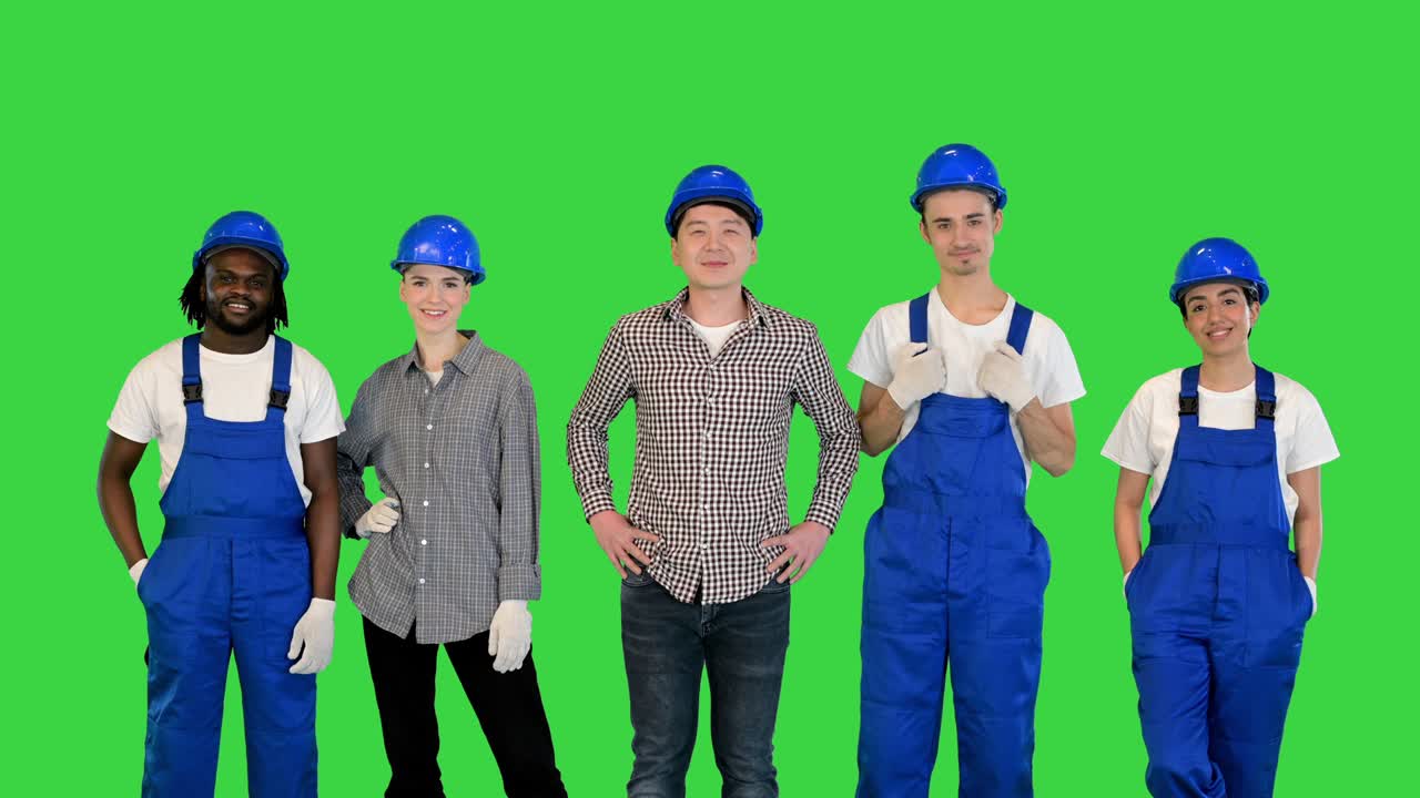 grupo de arquitectos, ingenieros, trabajadores en un sitio de construcción sonriendo a la cámara en una pantalla verde, clave de croma