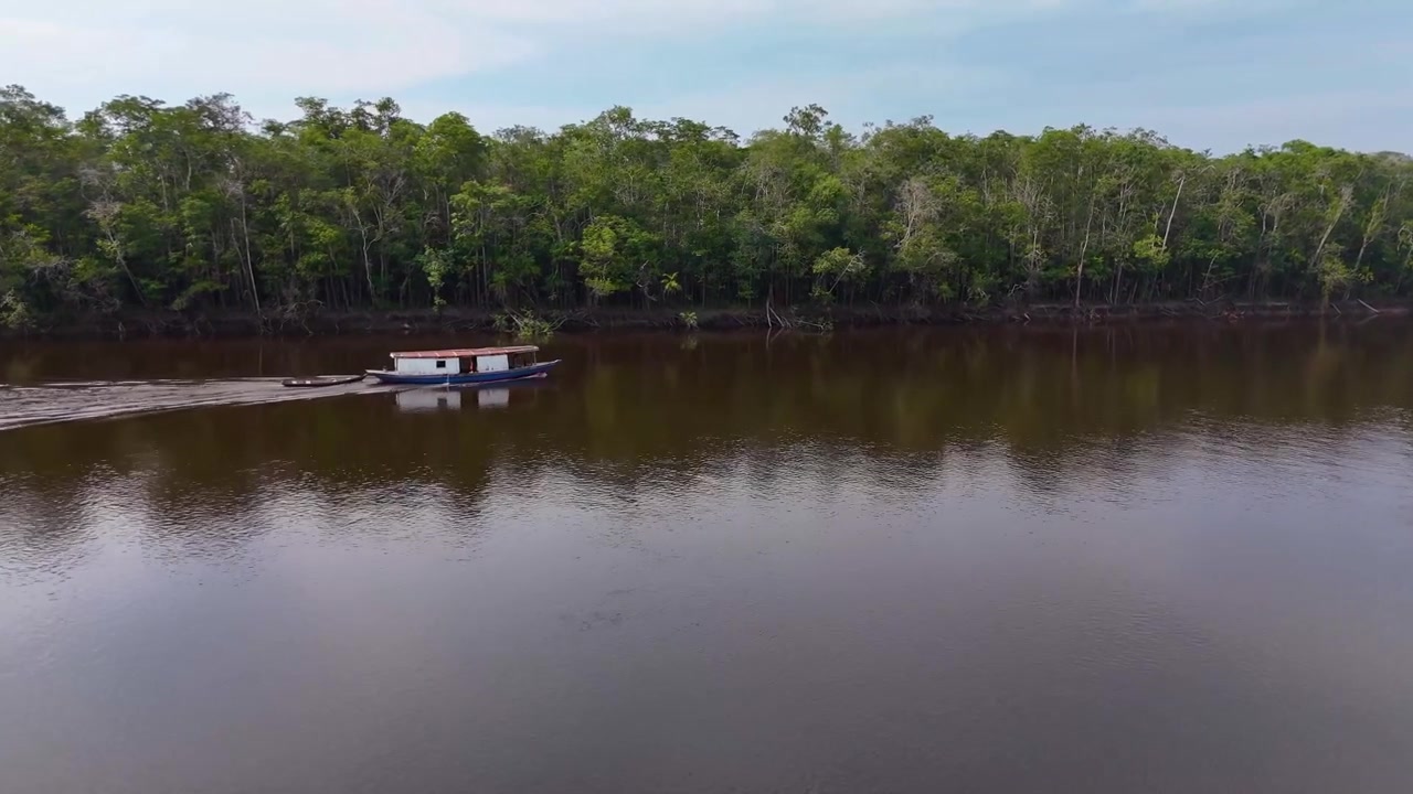 Barca tradizionale che viaggia nel basso Rio Negro nella Foresta Amazzonica brasiliana in Brasile