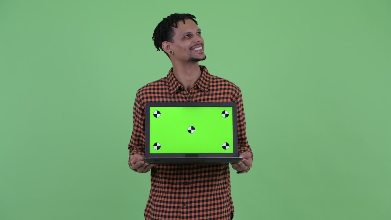 Homem africano jovem, bonito e feliz com dreadlocks