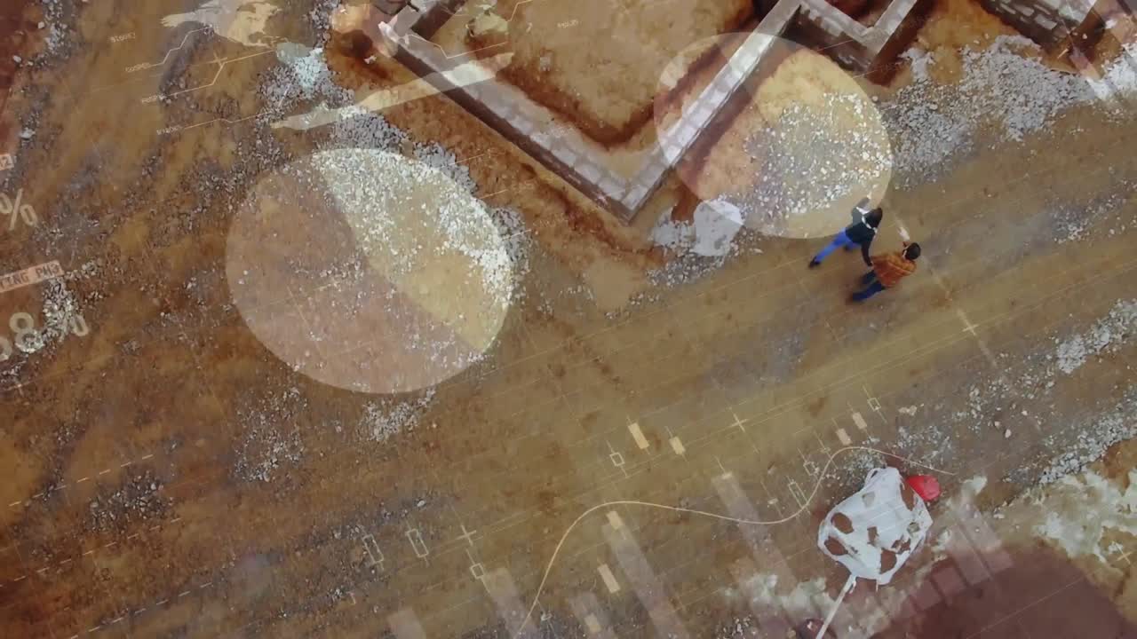 pareja chequeando su casa en construcción