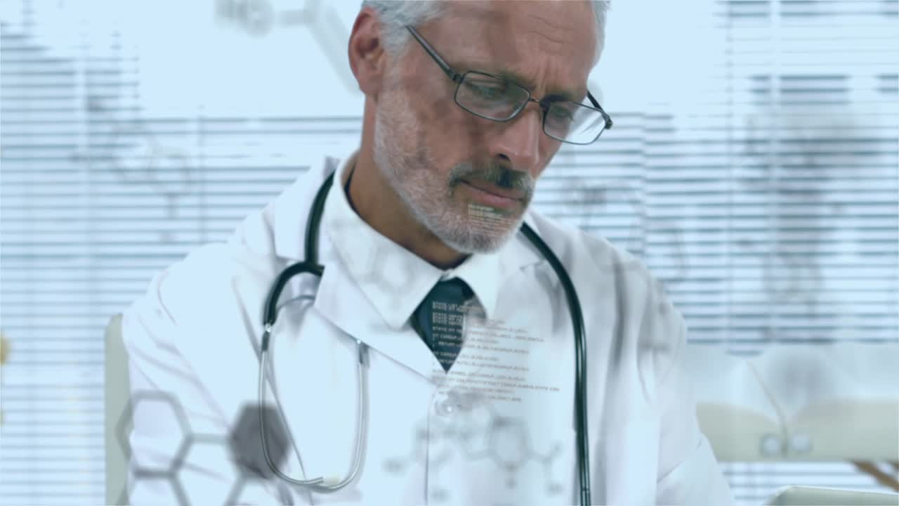 Animazione dell'elaborazione di dati scientifici su un medico caucasico che utilizza un tablet