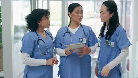 Hospital,-nurse-and-women-on-tablet-in-discussion