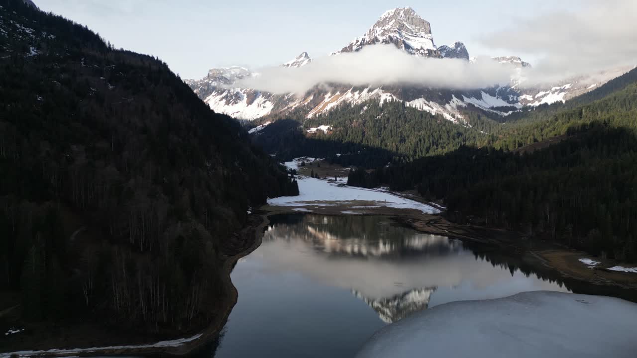 Fjellvannspeilbilde om vinteren