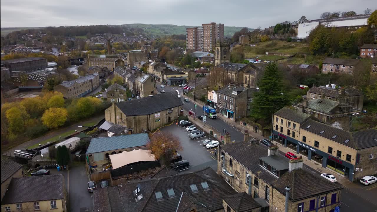 Filmato timelapse aereo, hyperlapse, motion lapse della cittadina mercantile di Sowerby Bridge, Yorkshire, Regno Unito.