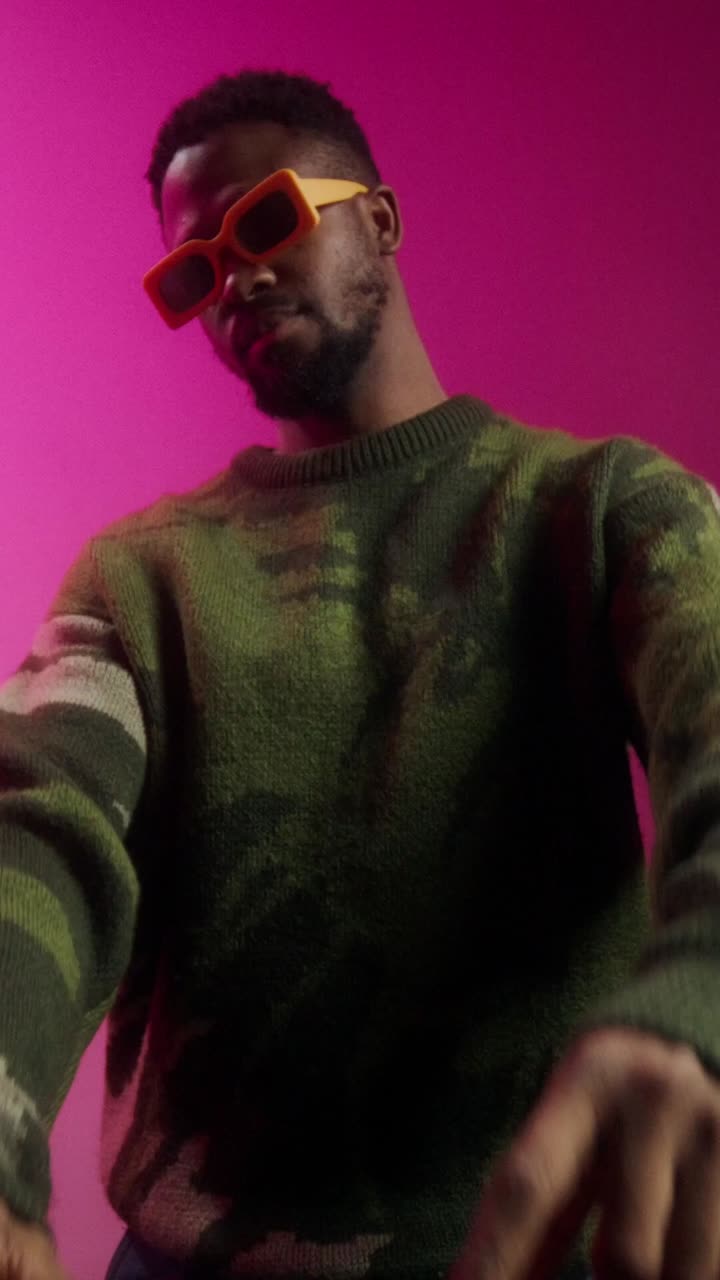 hombre elegante con gafas de sol de moda