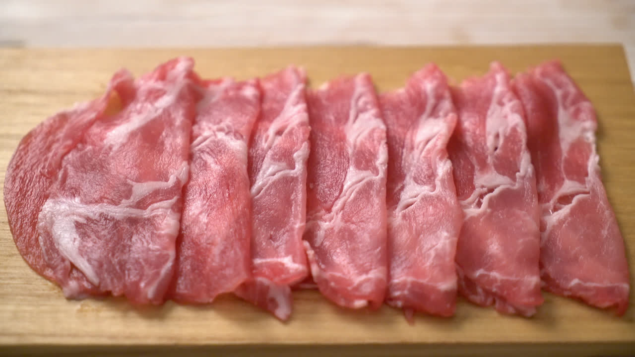 cuello de cerdo fresco en rodajas crudas