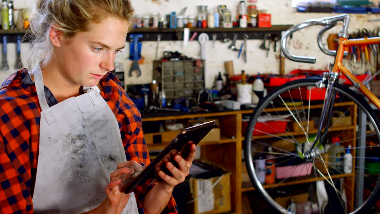 mujer usando una tableta digital en el taller 4k
