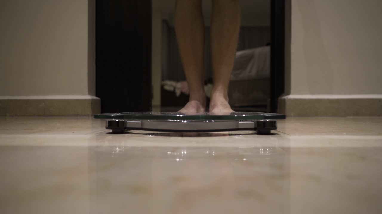 niño flaco sube a la báscula, frente