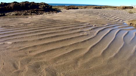 la arena dirige el agua de la marea baja de regreso al mar, puerto peñasco, golfo de california, méxico