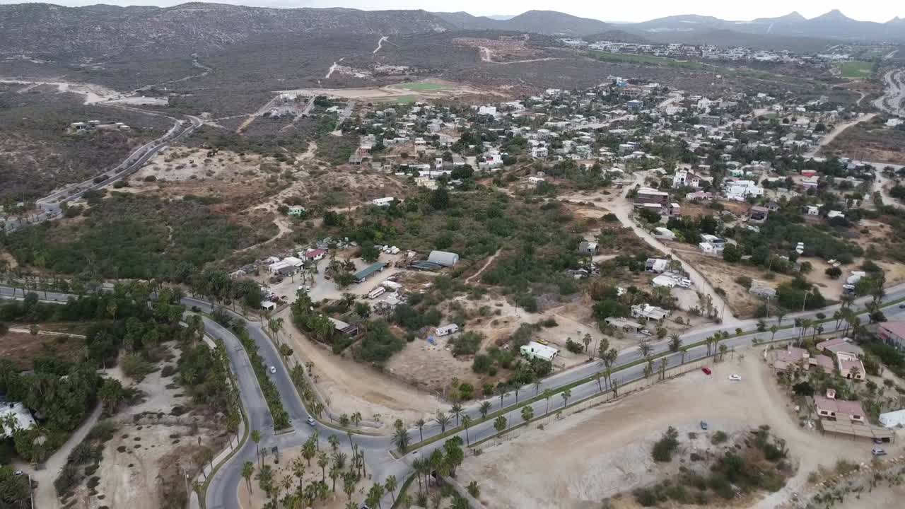 san josé del cabo marina, baja california sur, con área residencial y carreteras, vista aérea