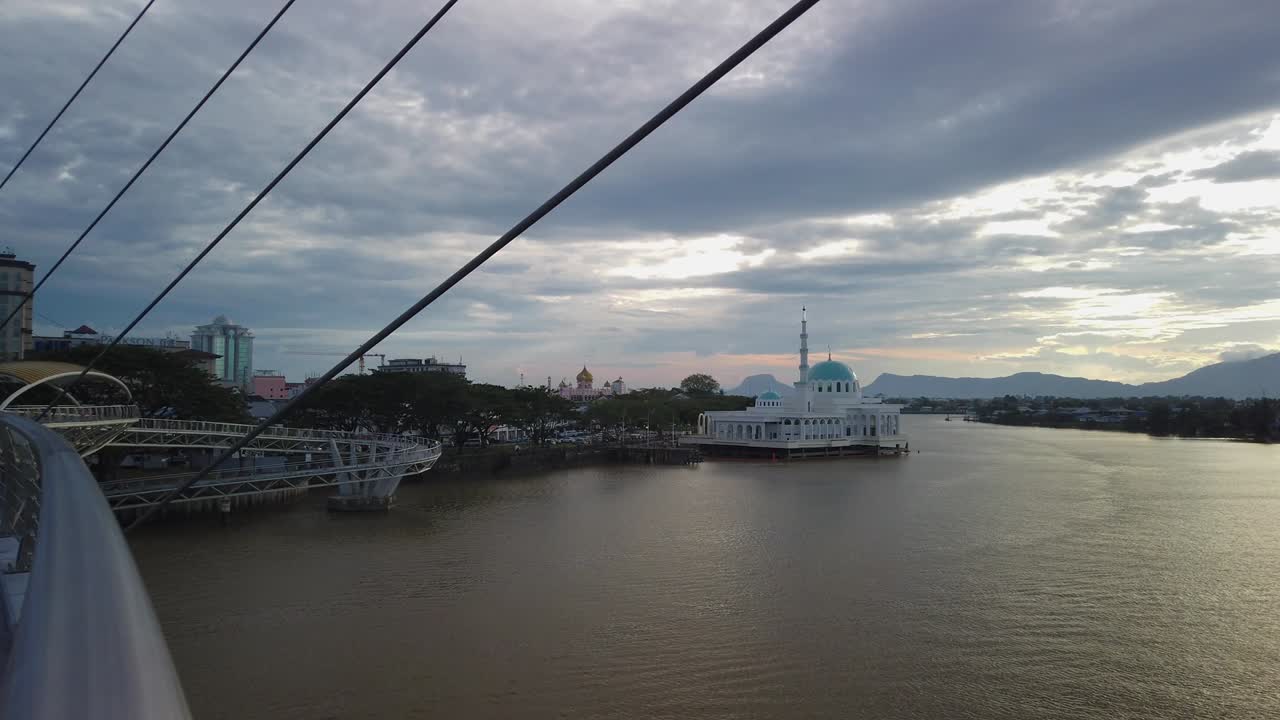 사라와크 주 쿠칭 워터프론트 (kuching waterfront) 에서 사라와크 강 (sarawak river) 의 경치
