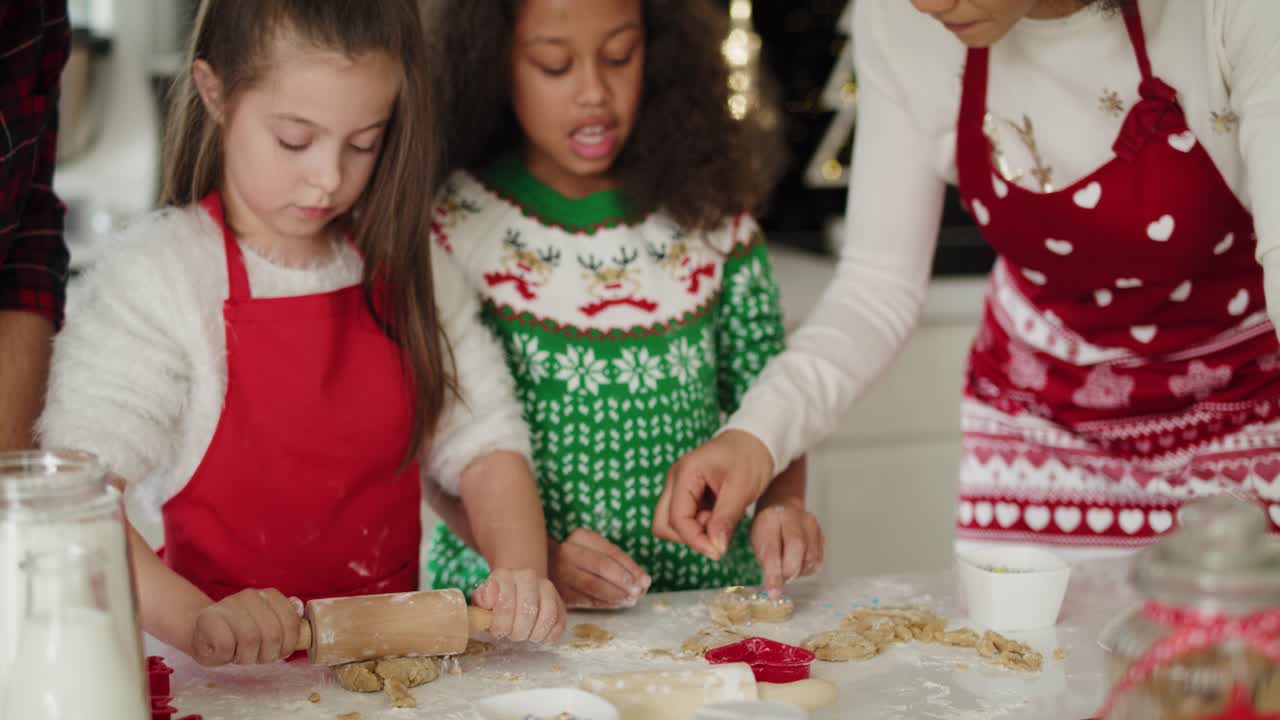 feliz familia horneando galletas para navidad