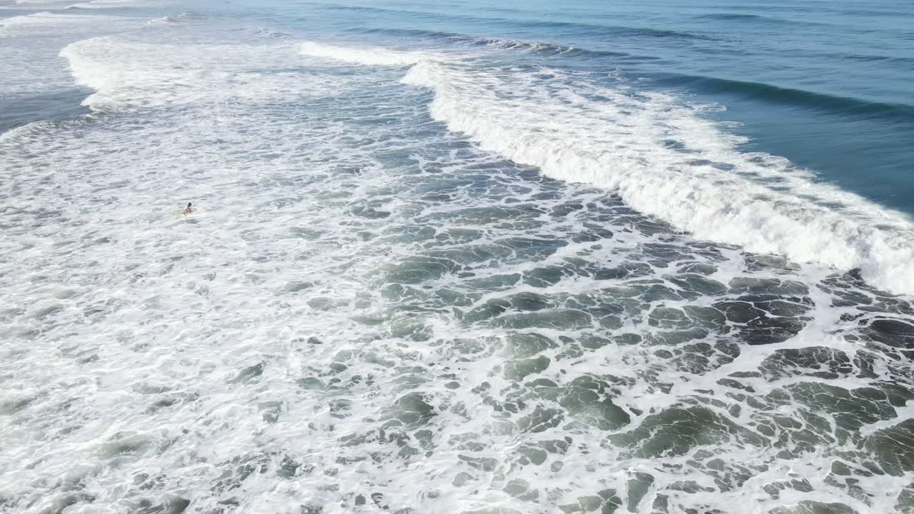 공중 - 파도에 대항하는 바다의 먼 서퍼