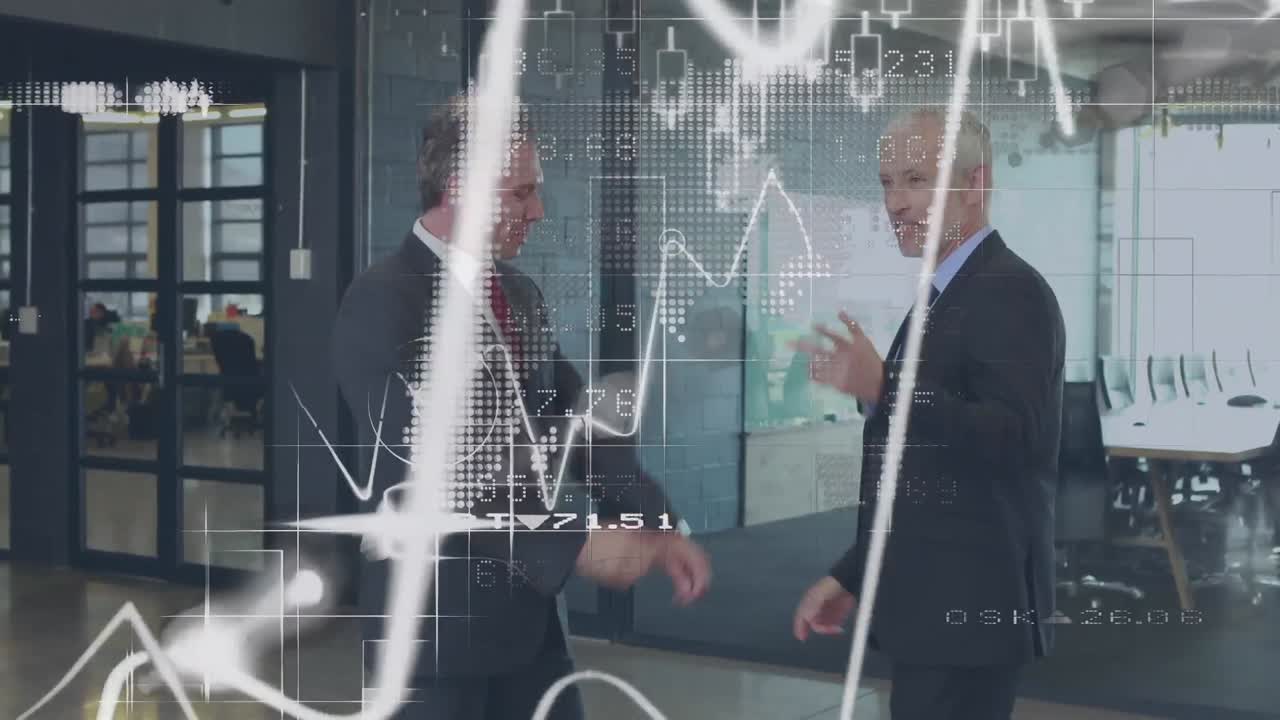 animación del procesamiento de datos financieros sobre hombres de negocios caucásicos que se dan la mano