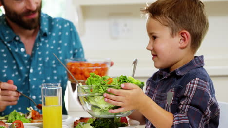 Niño-Dando-El-Plato-De-Ensalada-