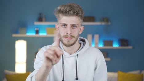 Retrato-De-Un-Joven-Advirtiendo-Y-Haciendo-Un-Suave-Gesto-De-Silencio-Y-Amonestación.